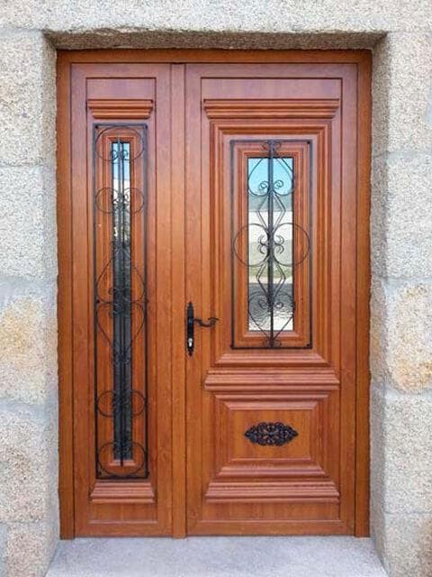 Puertas exterior de madera en vivienda unifamiliar