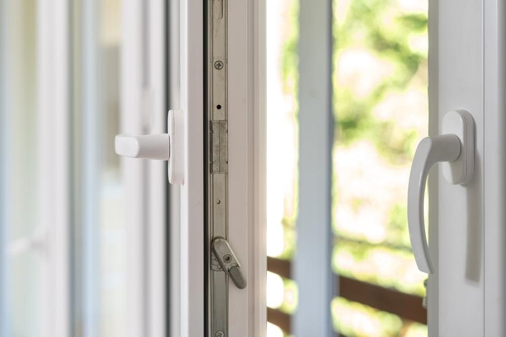 Cómo aislar su casa del frío con las ventanas y puertas de aluminio