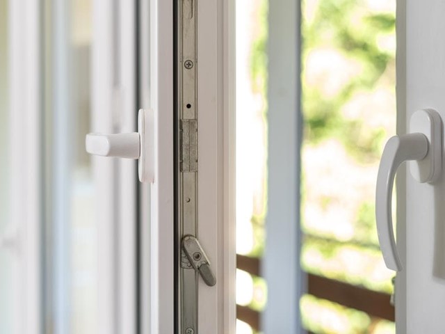 Cómo aislar su casa del frío con las ventanas y puertas de aluminio