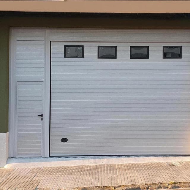 ¿Necesita instalar una puerta seccional?