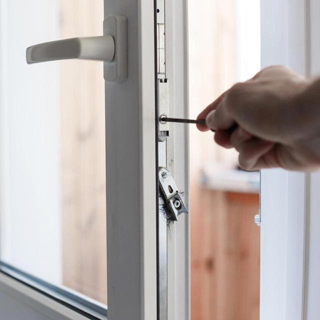 Encuentre sus puertas de aluminio y de PVC en Lugo