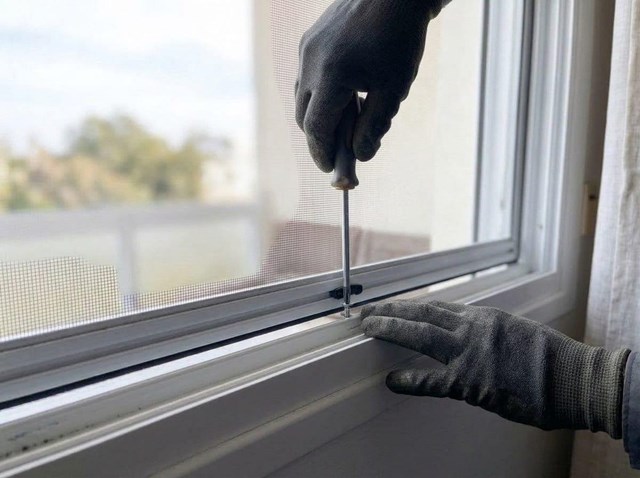 Mosquiteras que frenan los insectos sin perder luz en Lugo - Imagen 1