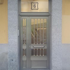 Puerta de calle en aluminio anonizado inox 