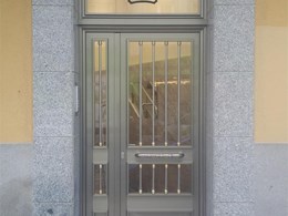 Puerta de calle en aluminio anonizado inox 