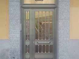 Puerta de calle en aluminio anonizado inox 