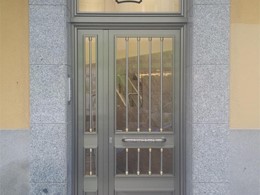 Puerta de calle en aluminio anonizado inox 